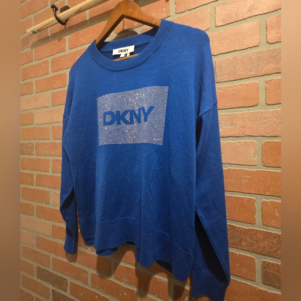 DKNY‎ Blue Logo Sweater Medium. New With Tag.       Sku 93